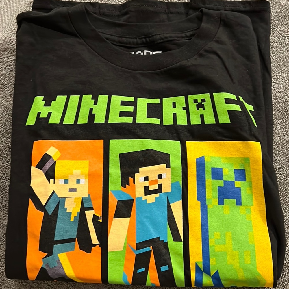 Mojang studios boys XL Minecraft short sleeve shirt